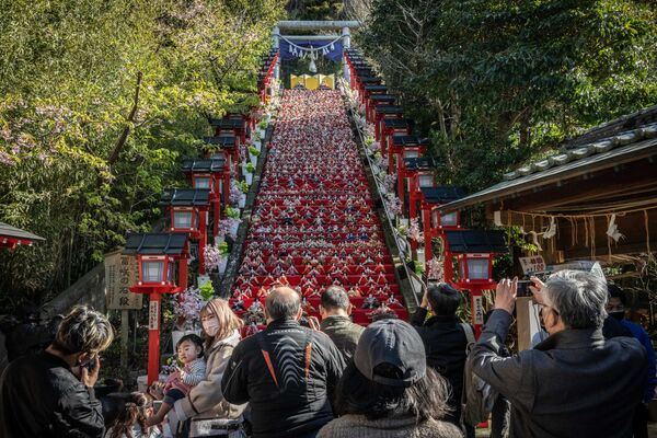 Muñecas japonesas Hina en la escalinata del antiguo santuario de Tomisaki, en la ciudad de Katsuura, durante el festival de niñas Hinamatsuri, una de las principales fiestas nacionales de Japón. - Sputnik Mundo