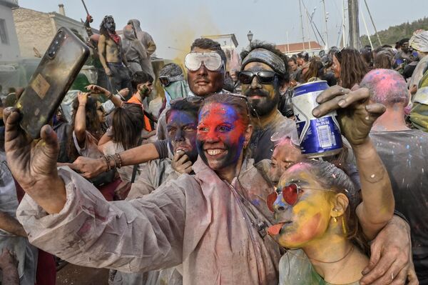 Participantes en las tradicionales luchas de harina de la ciudad griega de Galaxidi, celebradas el Lunes Limpio para marcar el final del carnaval y el comienzo del ayuno de 40 días antes de Pascua. Participantes en las tradicionales luchas de harina de la ciudad griega de Galaxidi, celebradas el Lunes Limpio para marcar el final del carnaval y el comienzo del ayuno de 40 días antes de Pascua. - Sputnik Mundo