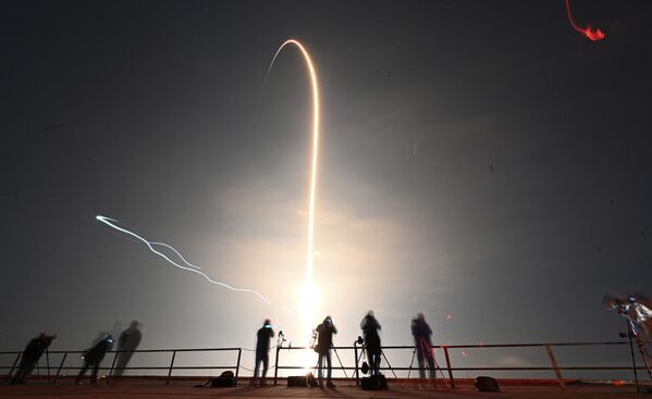 Un cohete Falcon 9 de SpaceX lanza la nave espacial Crew Dragon desde Cabo Cañaveral, en Florida, EEUU. - Sputnik Mundo