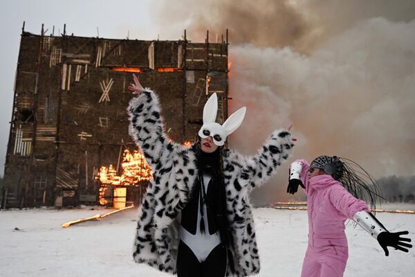 Celebración de la Máslenitsa en la región rusa de Kaluga. Los participantes queman el objeto artístico La Cuarta Pared, un enorme cubo de material reciclado. - Sputnik Mundo