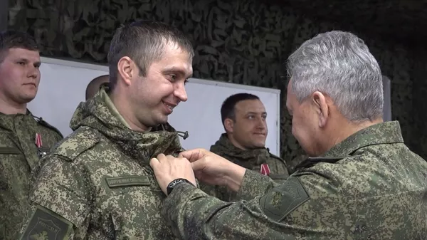 El ministro de Defensa ruso, Serguéi Shoigú (a la derecha), condecora a militares rusos durante una inspección de la agrupación militar Vostok - Sputnik Mundo