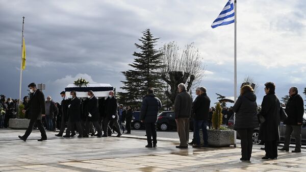 Los portadores del féretro llevan el ataúd de una de las víctimas de un choque de trenes en Grecia - Sputnik Mundo