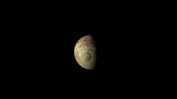 La luna Ío de Júpiter, vista por la cámara de la nave espacial Juno, el 1 de marzo de 2023 - Sputnik Mundo