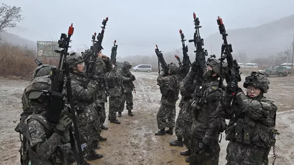 Militares surcoreanos revisan sus rifles durante un ejercicio militar coordinado con EEUU - Sputnik Mundo