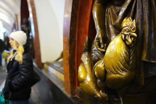 El diseño escultórico de la estación Plóshchad Revolutsii de la línea 3 (azul) es único, con 76 figuras de bronce sobre pedestales, realizadas en San Petersburgo (entonces Leningrado) bajo la dirección del escultor Matvéi Mánizer.En la foto: la escultura Cuidadora de pájaros con una gallina y un gallo en la estación Ploshchad Revolutsii de la línea 3 (azul). El diseño escultórico de la estación Plóshchad Revolutsii de la línea 3 (azul) es único, con 76 figuras de bronce sobre pedestales, realizadas en San Petersburgo (entonces Leningrado) bajo la dirección del escultor Matvéi Mánizer.En la foto: la escultura Cuidadora de pájaros con una gallina y un gallo en la estación Ploshchad Revolutsii de la línea 3 (azul). - Sputnik Mundo