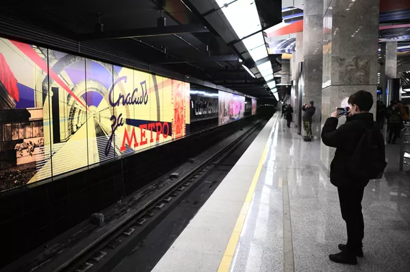 El metro de Moscú no solo es el más bonito del mundo. También es líder en frecuencia de trenes: los intervalos en horas punta no superan los 90 segundos.En la foto: un panel con la inscripción &quot;Gracias por el metro&quot; en la estación de Sokólniki de la Gran línea circular del metro de Moscú. - Sputnik Mundo