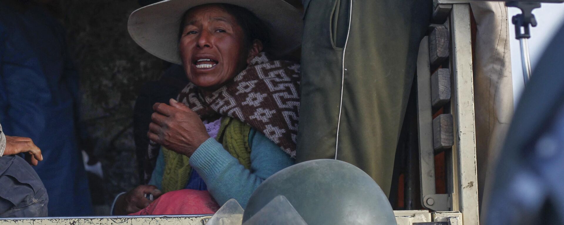 La familiar de un soldado peruano llora luego de un accidente de uniformados durante las protestas en Ilave, departamento de Puno - Sputnik Mundo, 1920, 07.03.2023