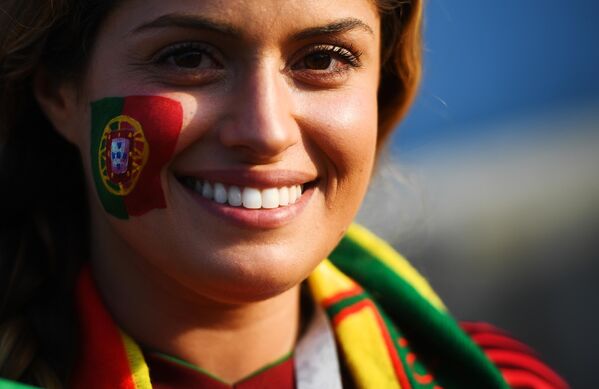 Una aficionada portuguesa antes del partido de la fase de grupos de la Copa Mundial de la FIFA 2018 entre Portugal y España en Sochi, Rusia. - Sputnik Mundo