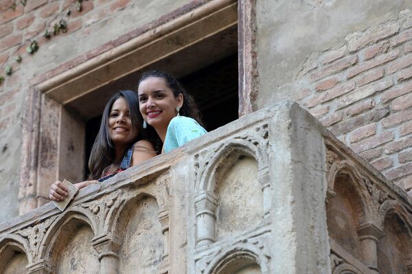 Unas visitantes del palacio Dal Capello en Verona, Italia, que es el modelo de la casa de la familia Capuletti de Romeo y Julieta de Shakespeare. - Sputnik Mundo