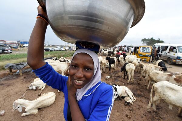 Una mujer nigeriana en un mercado de ganado de Kara Isheri, estado de Ogun, en el suroeste del país. - Sputnik Mundo