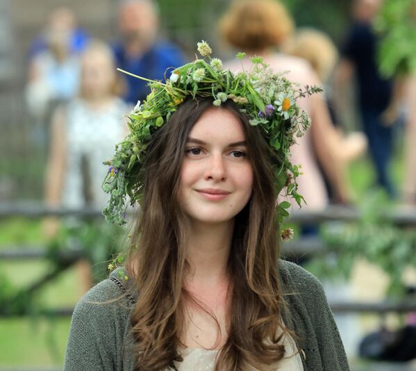Una participante en el festival del solsticio de verano cerca de Kaunas, Lituania. - Sputnik Mundo