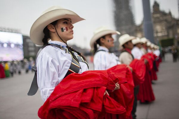 Mujeres representan a la heroína de la revolución mexicana Adelita durante la celebración del 112 aniversario de la revolución en la plaza del Zócalo de Ciudad de México. - Sputnik Mundo
