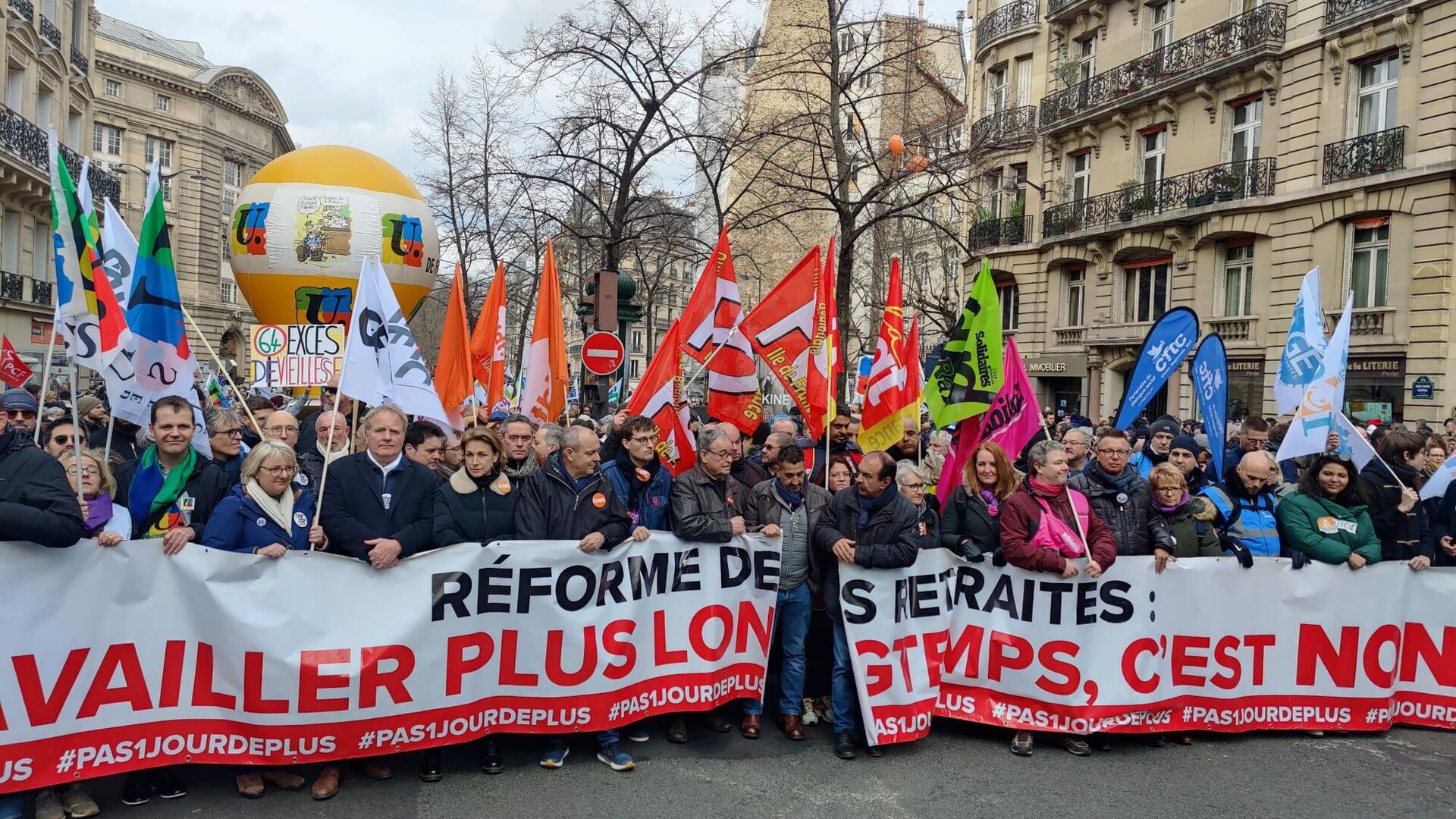 Manifestación en París en contra de la reforma de las pensiones - Sputnik Mundo, 1920, 07.03.2023
