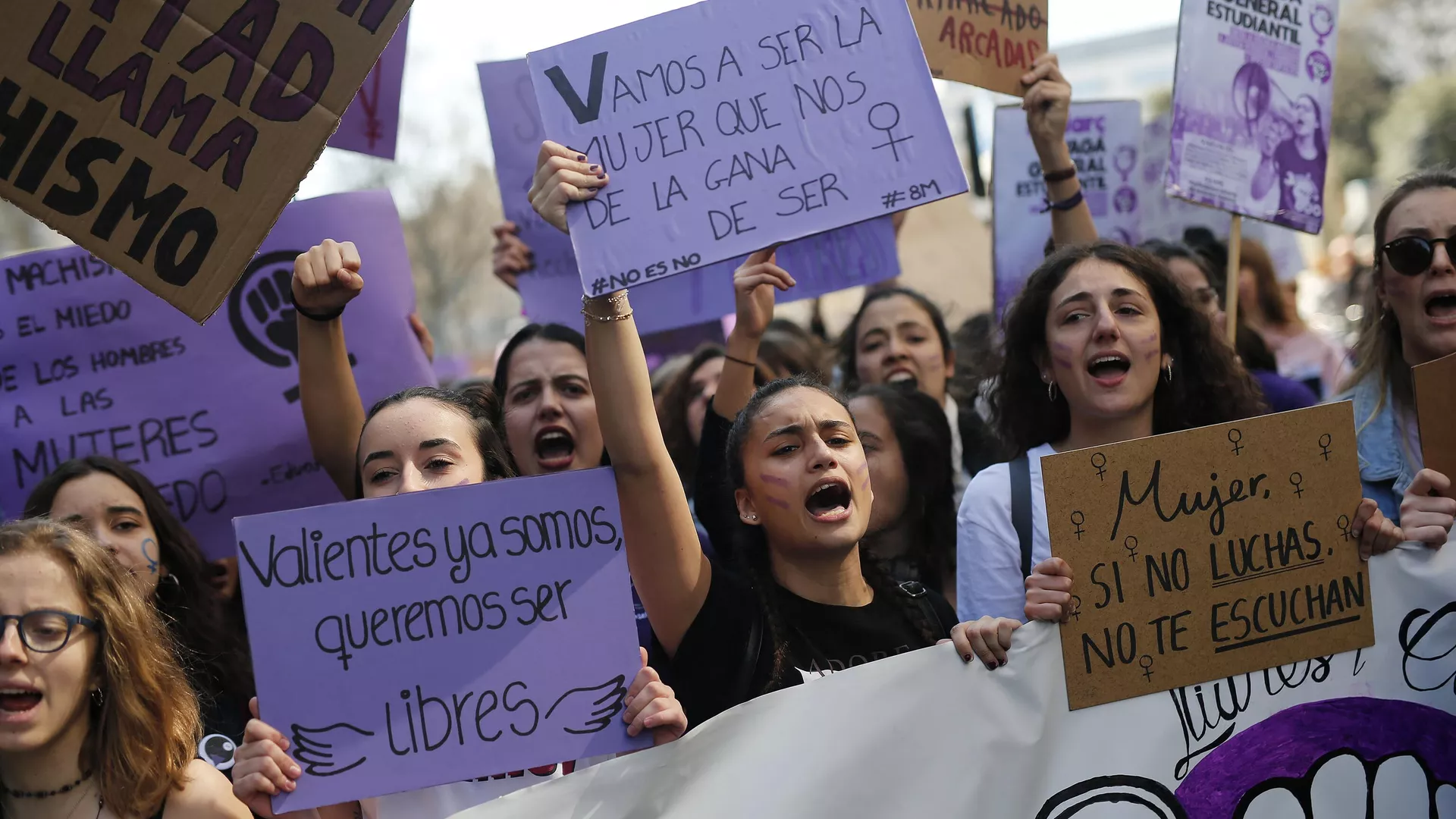 Manifestantes gritan consignas durante una manifestación con motivo del Día Internacional de la Mujer en Barcelona  - Sputnik Mundo, 1920, 08.03.2023