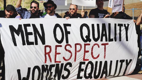Hombres con lema Los hombres de calidad respetan la igualdad de las mujeres  - Sputnik Mundo