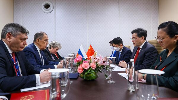El canciller ruso, Serguéi Lavrov, se reunió con su homólogo chino, Qin Gang, en Nueva Delhi, el 2 de marzo de 2023  - Sputnik Mundo
