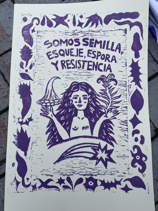 Por un valor de 10.000 pesos (2,10 dólares) las mujeres podían llevarse un cartel con mensajes feministas. - Sputnik Mundo
