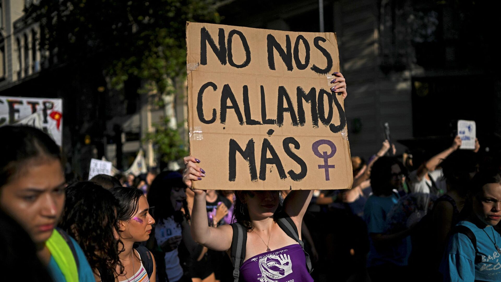 Una mujer levanta una pancarta durante la marcha por el Día Internacional de la Mujer en Buenos Aires, Argentina - Sputnik Mundo, 1920, 09.03.2023