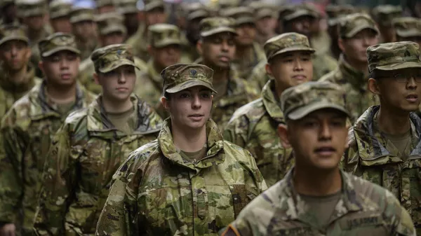 Soldados del Ejército estadounidense desfilan durante el desfile anual del Día de los Veteranos en Nueva York el 11 de noviembre de 2022 - Sputnik Mundo