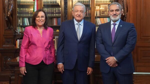 La secretaria de Energía de México, Rocío Nahle; el presidente Andrés Manuel López Obrador, y el líder de la OPEP, Haitham al Ghais. - Sputnik Mundo