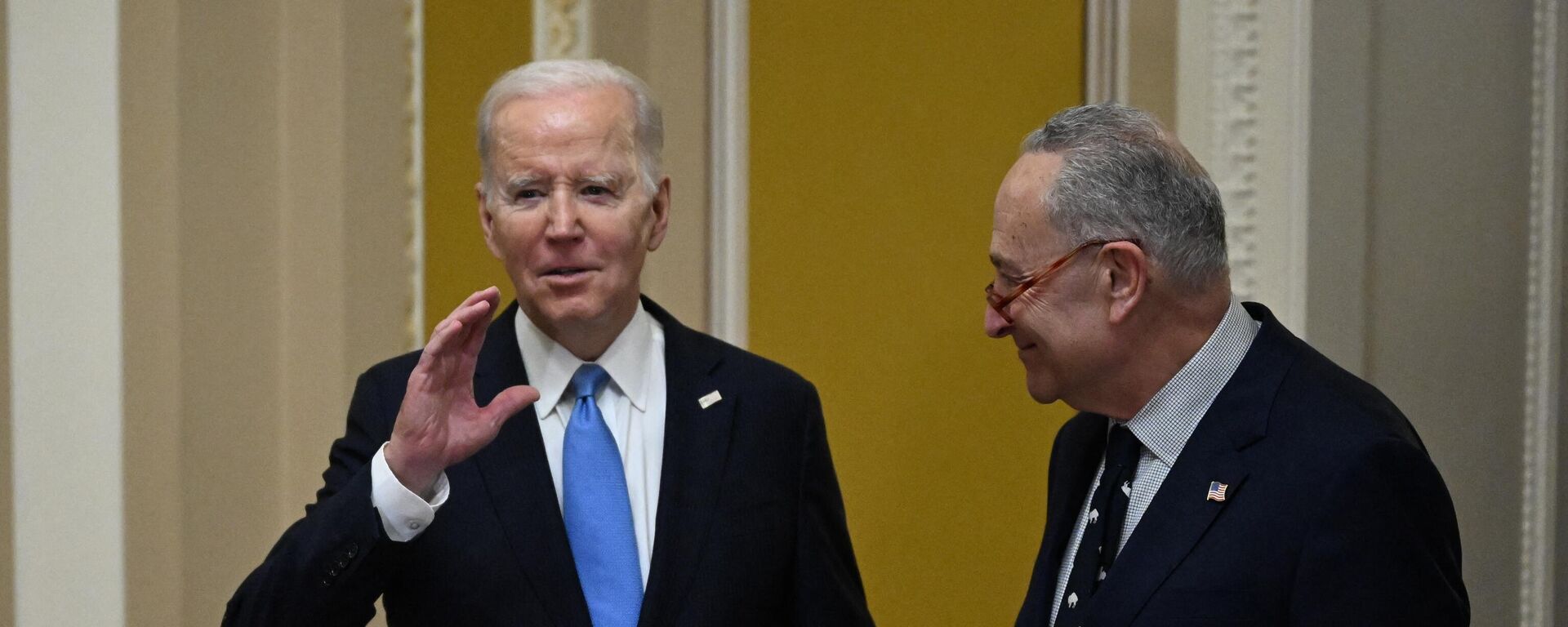 El presidente de EEUU, Joe Biden, con el líder de la mayoría del Senado, Chuck Schumer, el 2 de marzo de 2023 en el Capitolio - Sputnik Mundo, 1920, 10.03.2023