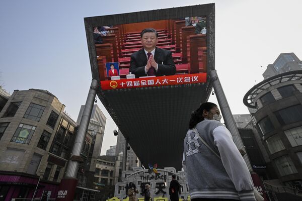 La transmisión del discurso del presidente chino, Xi Jinping, en la apertura de la sesión anual de la Asamblea Popular Nacional en Pekín.Xi Jinping fue reelecto por unanimidad en la Asamblea Popular Nacional, la cual lo ratificó además al frente de la Comisión Militar Central. Es también secretario general del Partido Comunista desde 2012. - Sputnik Mundo