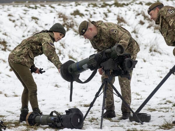 Kate Middleton inspecciona el armamento durante una visita al centro de entrenamiento del 1º Batallón de Guardias Irlandeses en Salisbury, el Reino Unido. - Sputnik Mundo
