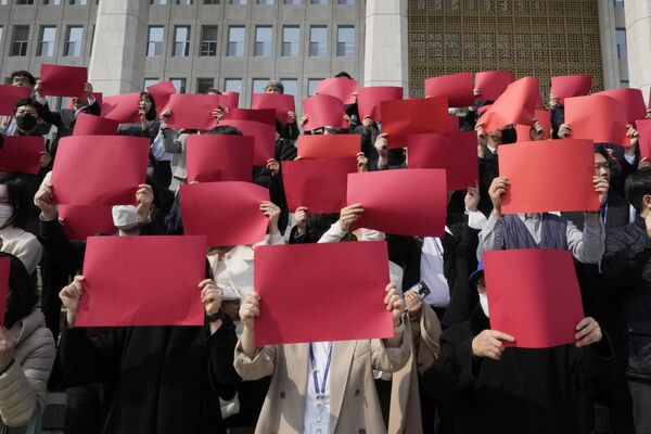 Participantes en una protesta en Seúl, Corea del Sur, contra el plan gubernamental de compensación a las víctimas de trabajos forzados en Japón durante la Segunda Guerra Mundial. - Sputnik Mundo