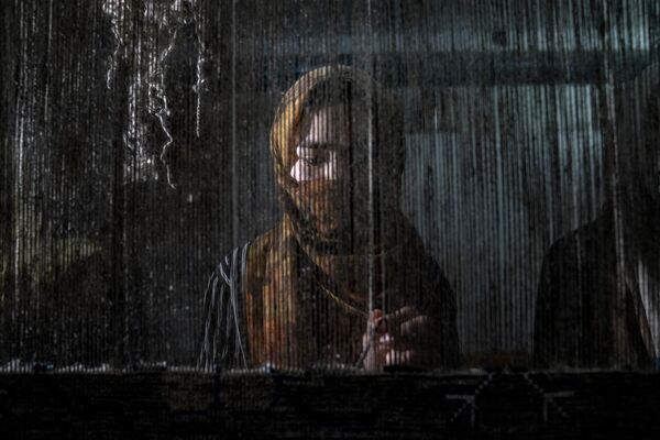 Una tejedora trabaja en una fábrica tradicional de alfombras en Kabul, Afganistán. - Sputnik Mundo