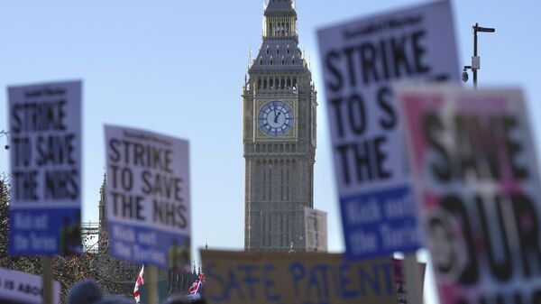 Enfermeras participan en una protesta frente al Hospital St. Thomas de Londres, el 15 de diciembre de 2022  - Sputnik Mundo