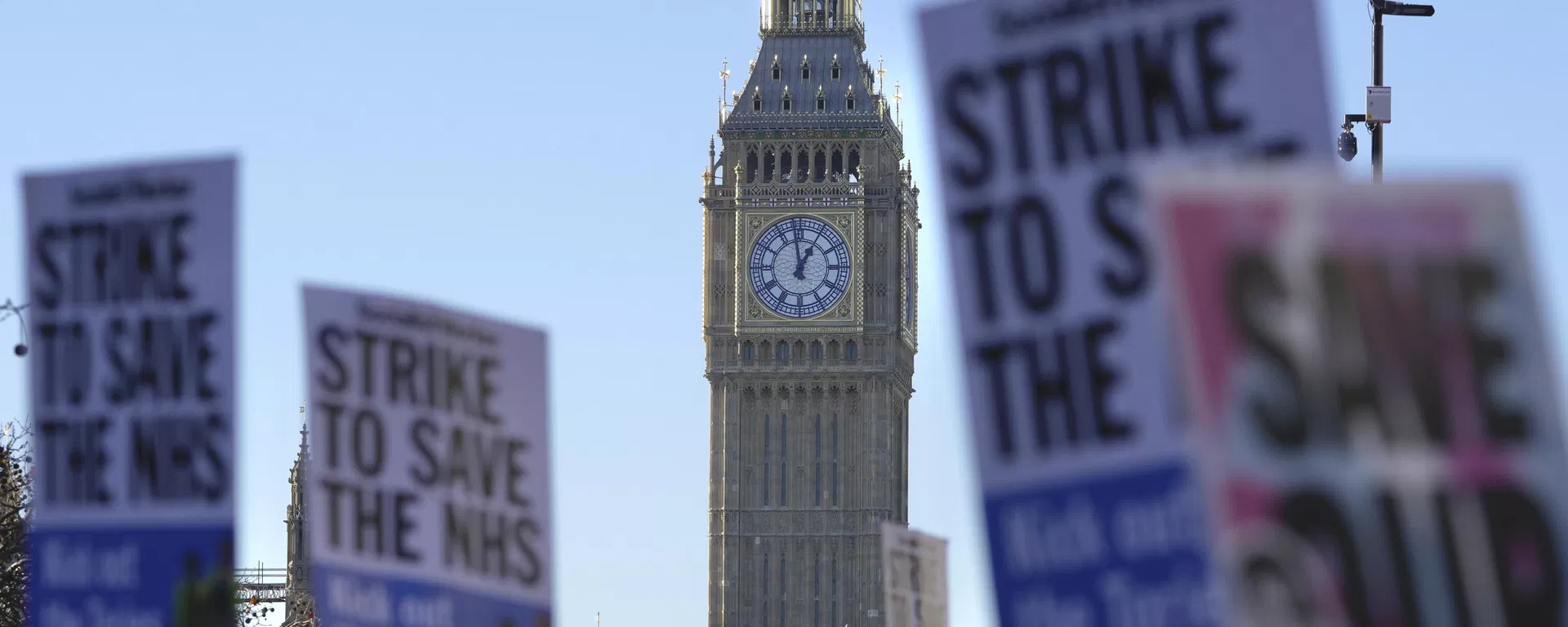Enfermeras participan en una protesta frente al Hospital St. Thomas de Londres, el 15 de diciembre de 2022 - Sputnik Mundo, 1920, 25.08.2023