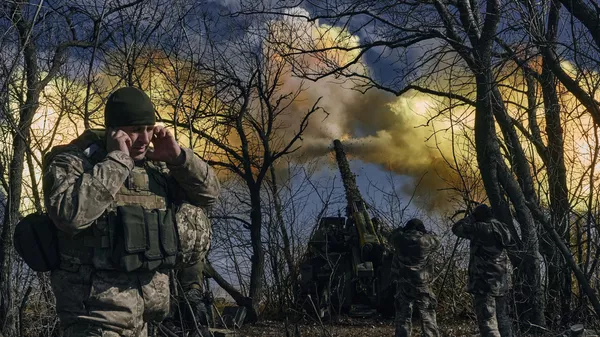 Soldados ucranianos disparan un obús autopropulsado en región de Donetsk, Rusia, el 5 de marzo de 2023  - Sputnik Mundo