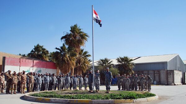 Los militares junto a la bandera de Iraq - Sputnik Mundo