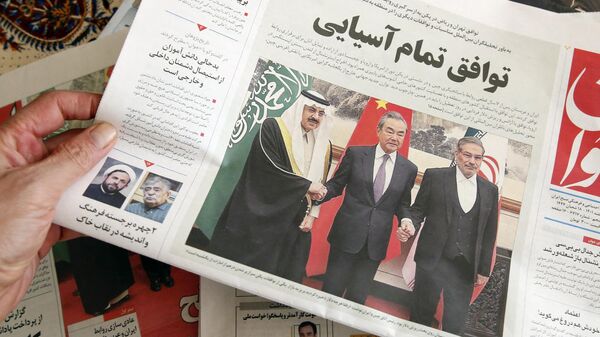 La firma de un acuerdo entre Irán y Arabia Saudí para restablecer relaciones diplomáticas con mediación China en un periódico local  - Sputnik Mundo