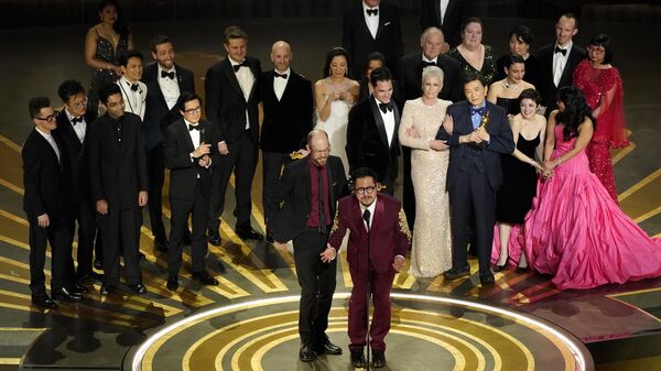 La mejor película de los Óscar 2023: 'Todo a la vez en todas partes' - Sputnik Mundo