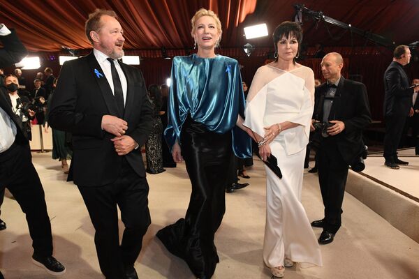 La actriz Cate Blanchett (centro) apareció en la alfombra de la 95 edición de los Óscar con un icónico diseño de Hollywood de Louis Vuitton. - Sputnik Mundo