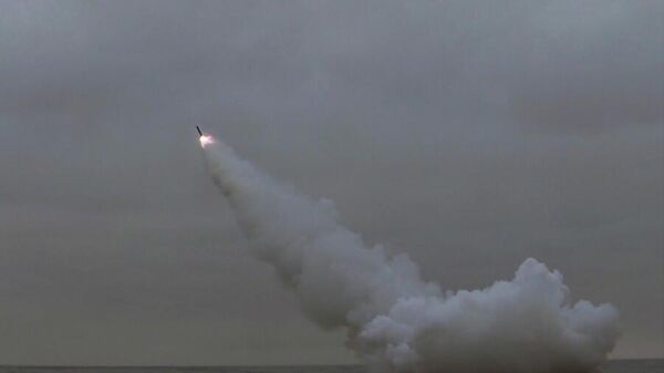 El primer lanzamiento de misiles de crucero desde un submarino por Corea del Norte  - Sputnik Mundo