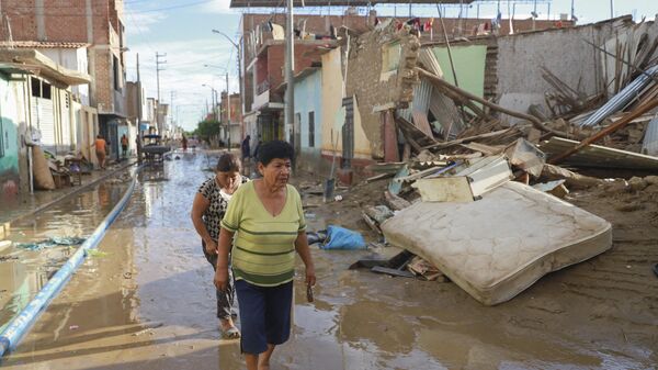 Vecinos de la región de Piura, en Perú, afectados por destrozos ocasionados por el paso del ciclón Yaku - Sputnik Mundo