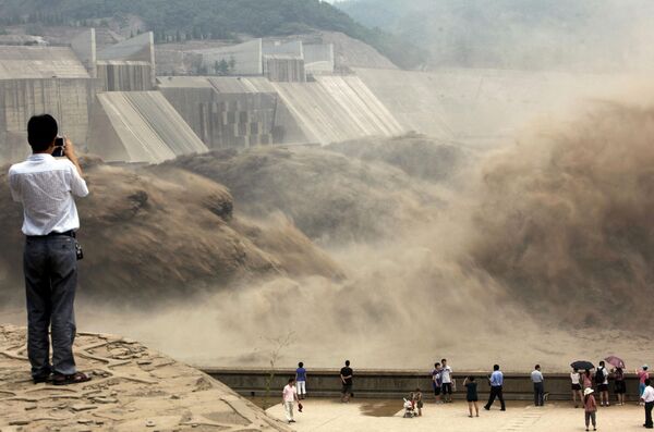 El Huang He (río Amarillo) es el segundo río más grande de China, con una longitud de 5.500 km. Debe su nombre al color amarillo-marrón de sus aguas, llenas de limo, arcilla, loess (depósitos sedimentarios limosos de origen eólico) y sedimentos. De vez en cuando se abren diques en el Huang He para purificar el agua y evitar inundaciones. Lugareños y turistas se reúnen para contemplar este fantástico espectáculo. - Sputnik Mundo