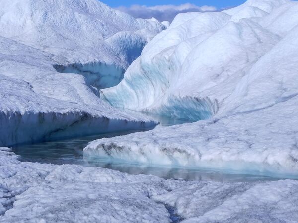 El río Azul, formado por el deshielo de un glaciar, atrae a turistas de todo el mundo a Groenlandia. Sin embargo, esta maravilla natural no es un río real. Es más bien un símbolo del mundo que desaparece y una advertencia a la humanidad: el deshielo de Groenlandia se ha acelerado considerablemente en los últimos años. - Sputnik Mundo