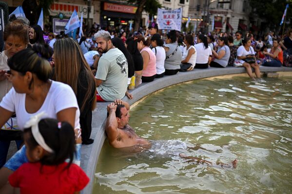Los residentes se relajan en las fuentes, en los parques y plazas de la ciudad y en las orillas de las masas de agua. Los residentes se relajan en las fuentes, en los parques y plazas de la ciudad y en las orillas de las masas de agua. - Sputnik Mundo