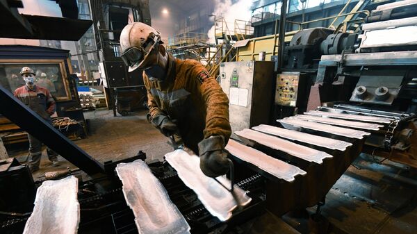 Un trabajador saca lingotes acabados de los moldes en la fundición (imagen rederencial) - Sputnik Mundo