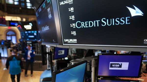 Un panel que muestra el nombre de Credit Suisse - Sputnik Mundo