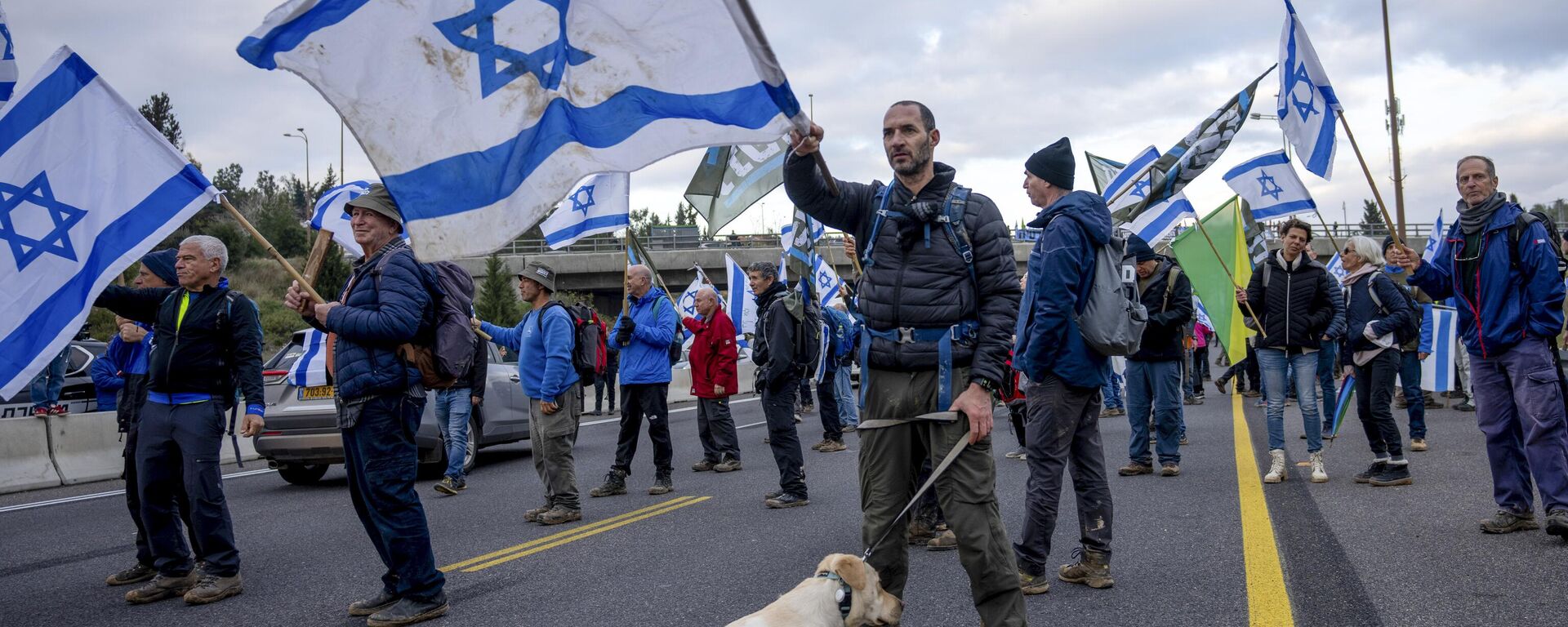 Personas protestan contra los planes del nuevo gobierno del primer ministro, Benjamin Netanyahu, de revisar el sistema judicial, en una autopista de Tel Aviv, el 9 de febrero de 2023  - Sputnik Mundo, 1920, 27.03.2023