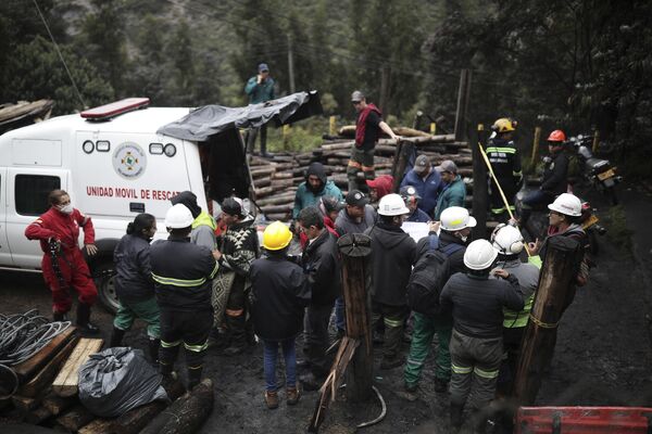 Los equipos de rescate en las minas accidentadas siguen limpiando los escombros. - Sputnik Mundo