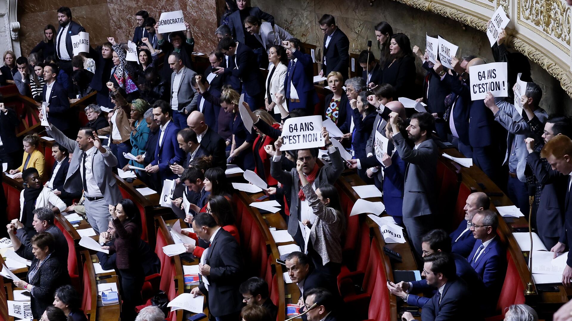 Legisladores de extrema izquierda reaccionan mientras sostienen un papel en el que se lee: 64 años. Es no en la Asamblea Nacional de París - Sputnik Mundo, 1920, 16.03.2023