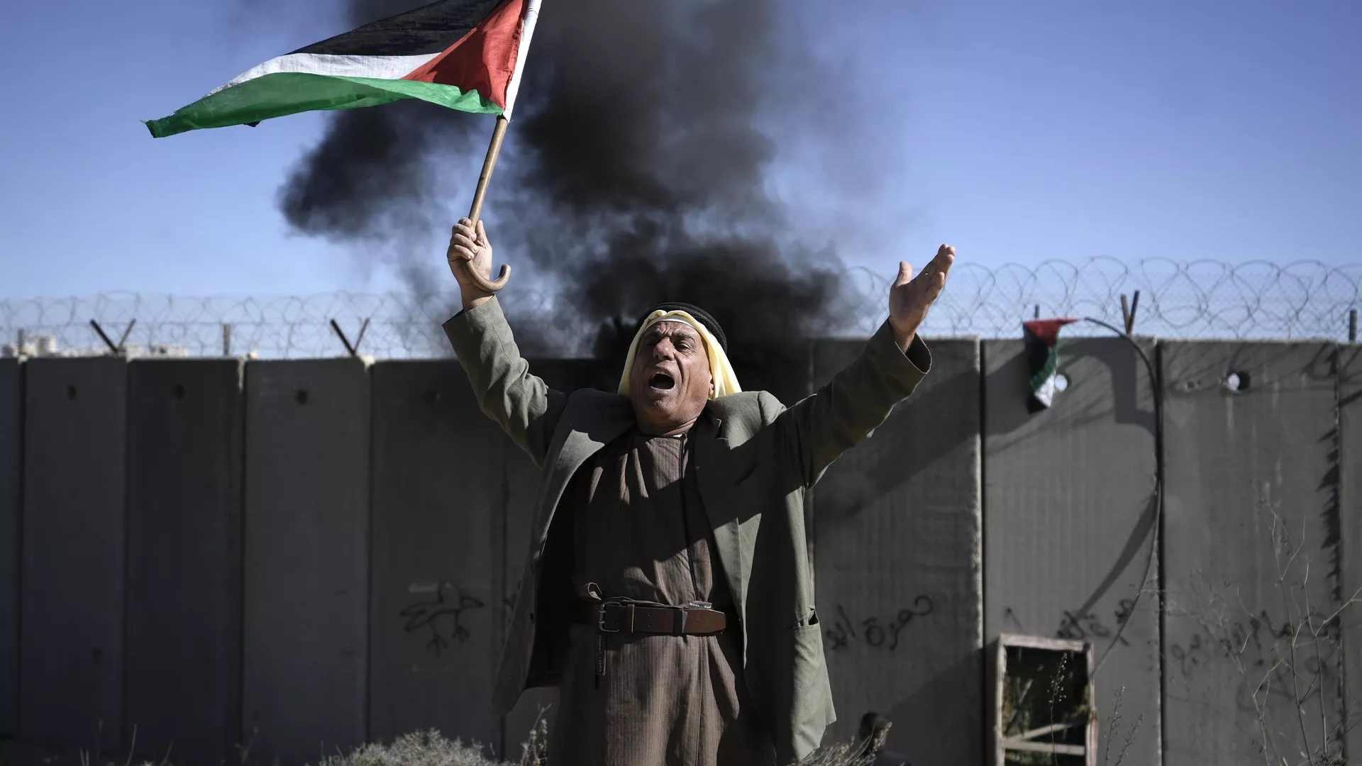 Un palestino ondea la bandera palestina durante una manifestación contra un nuevo asentamiento israelí en el pueblo de Qalandia, el 20 de enero de 2023 - Sputnik Mundo, 1920, 16.03.2023