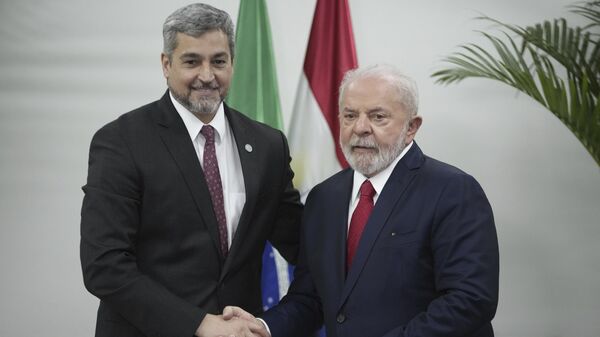 El presidente paraguayo, Mario Abdo Benítez, y brasileño, Luiz Inácio Lula da Silva, en Foz de Yguazú (sureste de Brasil), el 16 de marzo  - Sputnik Mundo