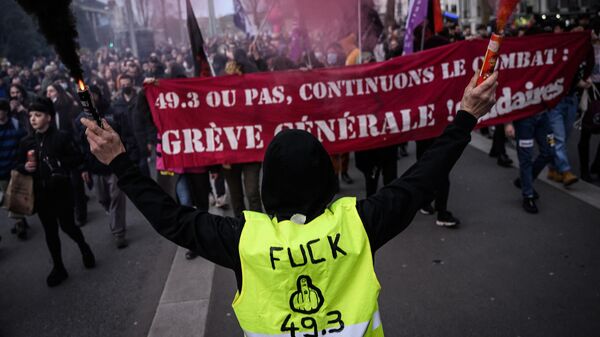 Manifestantes sostienen una pancarta del sindicato Solidaires durante las protestas en París del 16 de marzo de 2023 - Sputnik Mundo