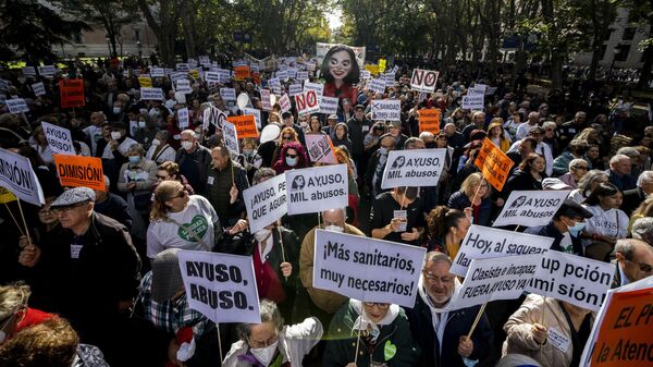 Personas se reúnen durante una protesta en apoyo de la sanidad pública en el centro de Madrid, España, el 13 de noviembre de 2022  - Sputnik Mundo